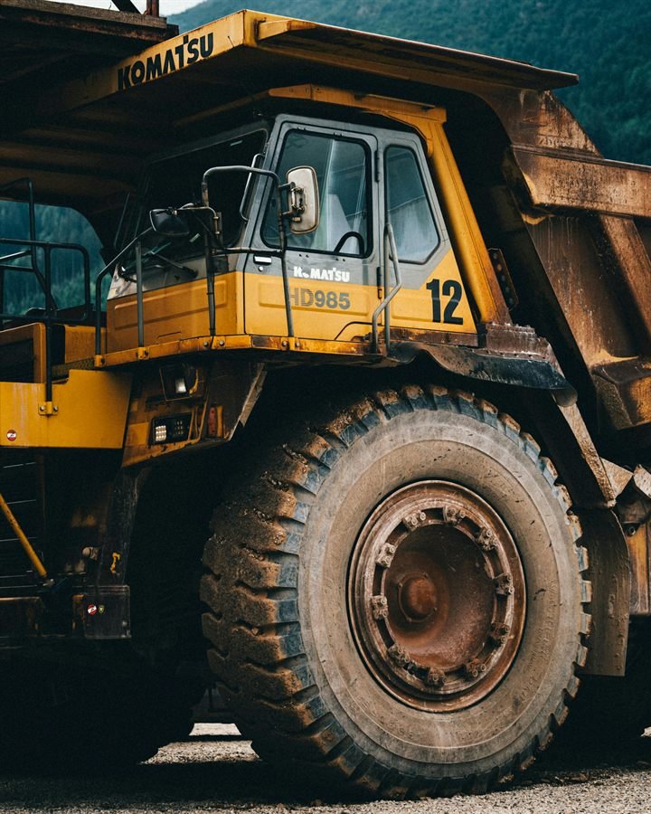 Heavy machines and industrial vehicles